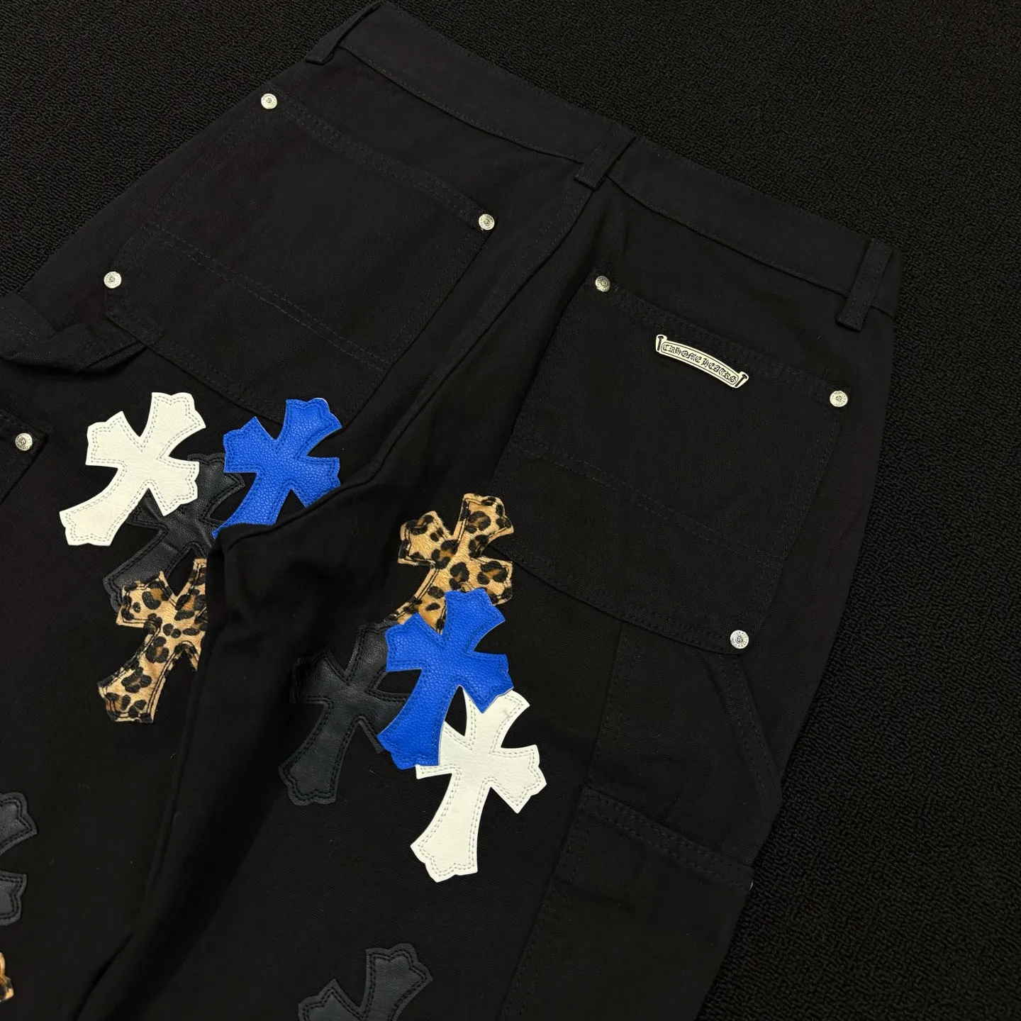 P280 Style number: D364 Chrome Hearts Chrome Hearts straight-leg logging multi-color leather work jeans Color #Black Size #S-Xxl (28 30 32 34 36) 28 Waist 74 Hip 102 Length 101 30 Waist 78 Hip 106 Length 102 32 Waist 82 Hip 110 Length 103 34 Waist 86 Hips 114 Pants Length 104 36 Waist 90 Hips 118 Pants Length 106 Heavy canvas material This pants type was first created by Carhartt. With the development of the times, it has been reinterpreted by many brands. This Crow Heart logging overalls are based on the Carhartt pants with some improvements and added elements‼ ️